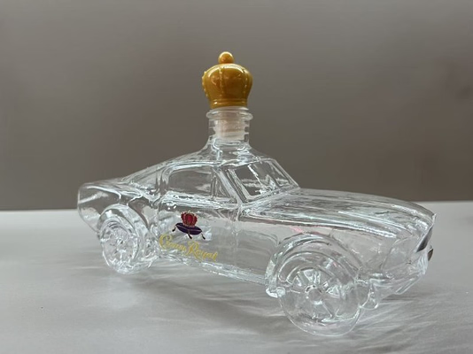 Bilformad Whisky Karaff I Glas Med Detaljerad Fordonsdesign