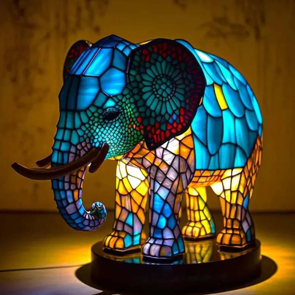 Konstnärlig Djurlampa Med Färgat Glasutseende Och Stämningsfull Belysning