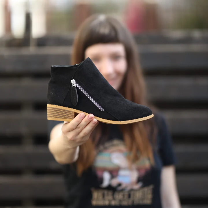 Signe | Ankelboots för dam med tofsdetalj och dragkedja