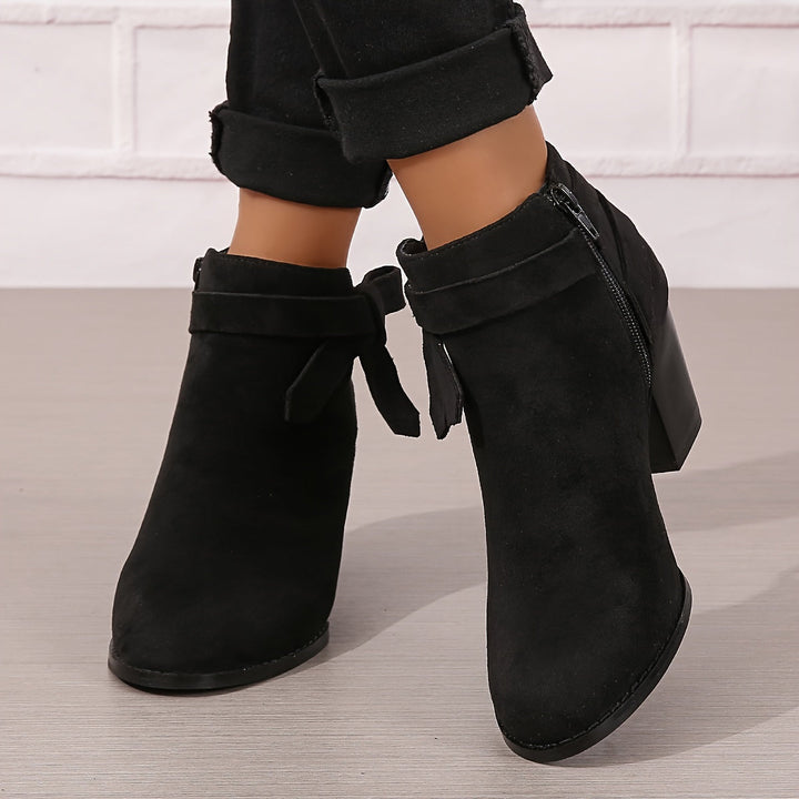 Astrid | Ankelboots för dam med blockklack och rosettdetalj