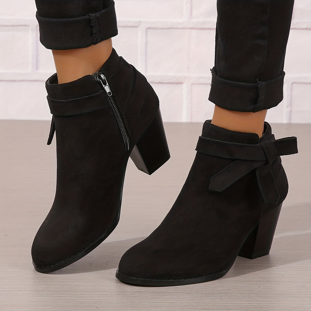 Astrid | Ankelboots för dam med blockklack och rosettdetalj